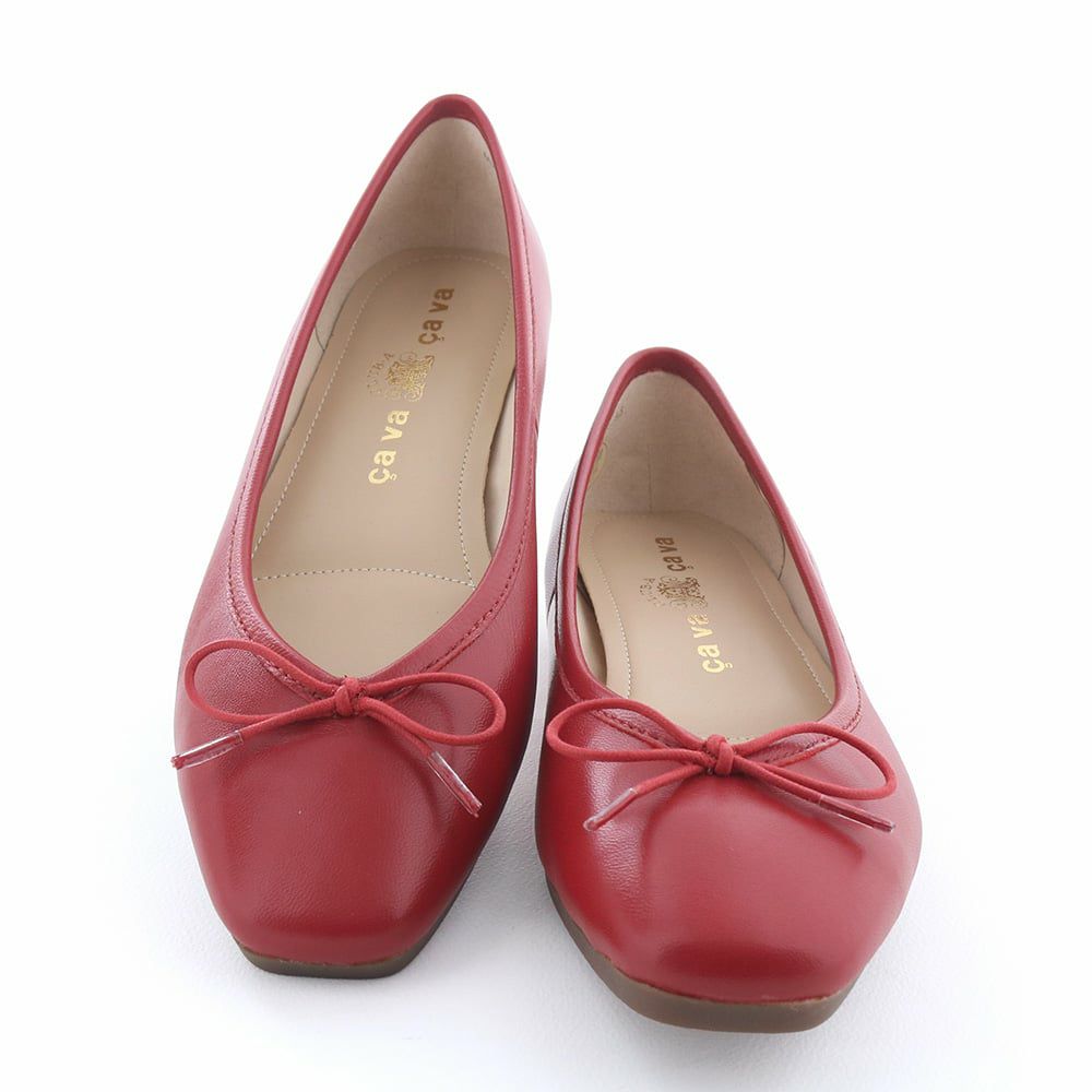 スクエアトゥで甘すぎないデザインはオフィスコーデにもマッチ