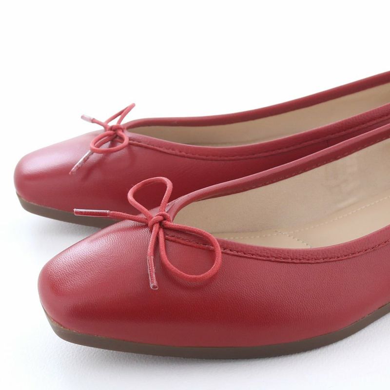 2025秋の新色「レッド」。鮮やかな赤がコーデのアクセントになる一足