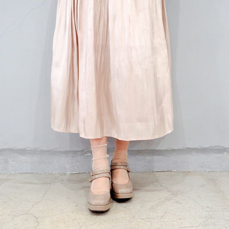 ライトベージュ