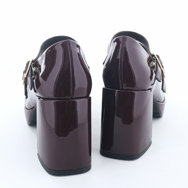 太く安定感あるフレアヒールで見た目よりも歩きやすくなっています