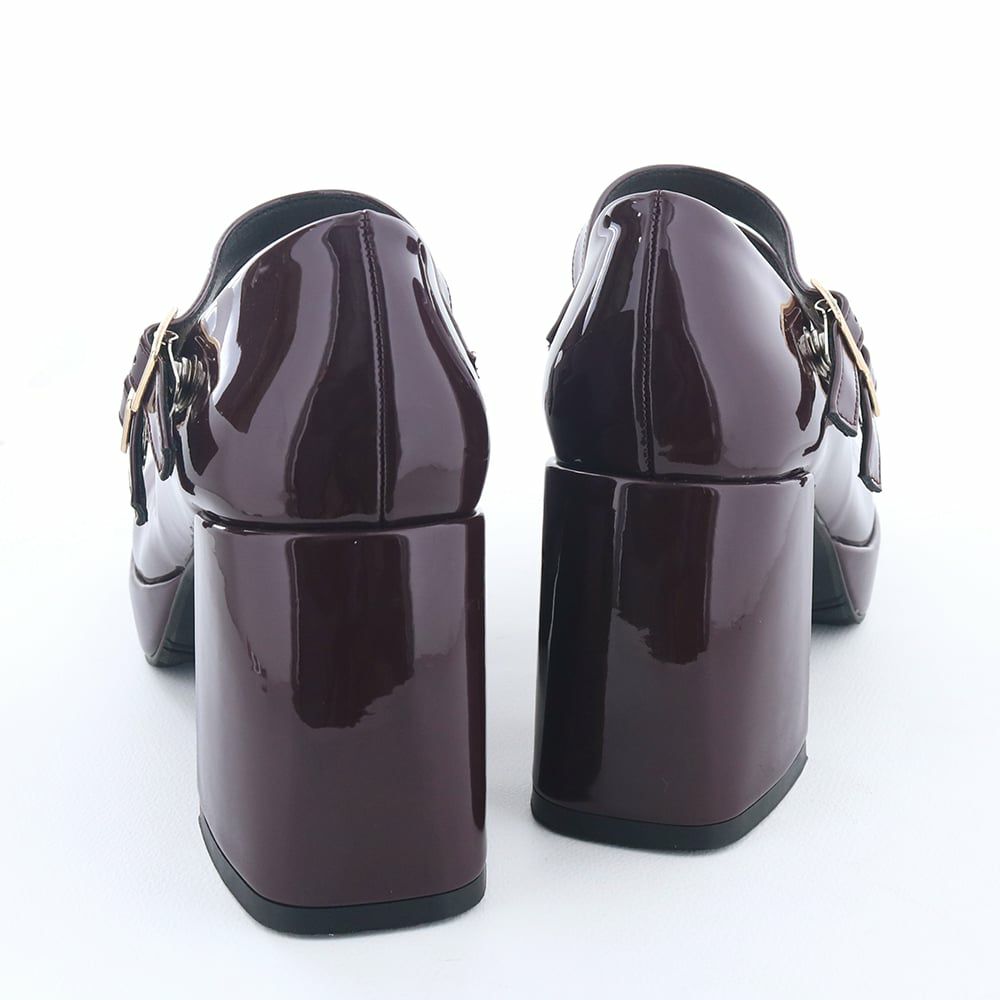 太く安定感あるフレアヒールで見た目よりも歩きやすくなっています