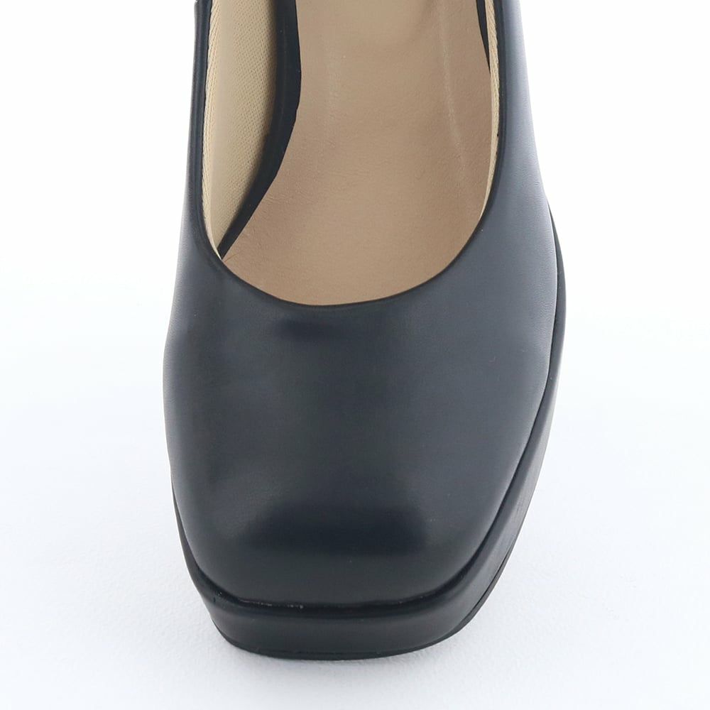 幅広のスクエアトゥで指先までゆったり