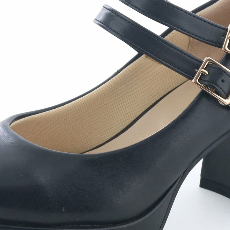 足に触れる裏地はスポンジ入りのふっくら生地