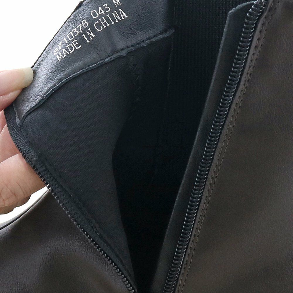 スポンジ入りの裏地で包み込まれる履き心地