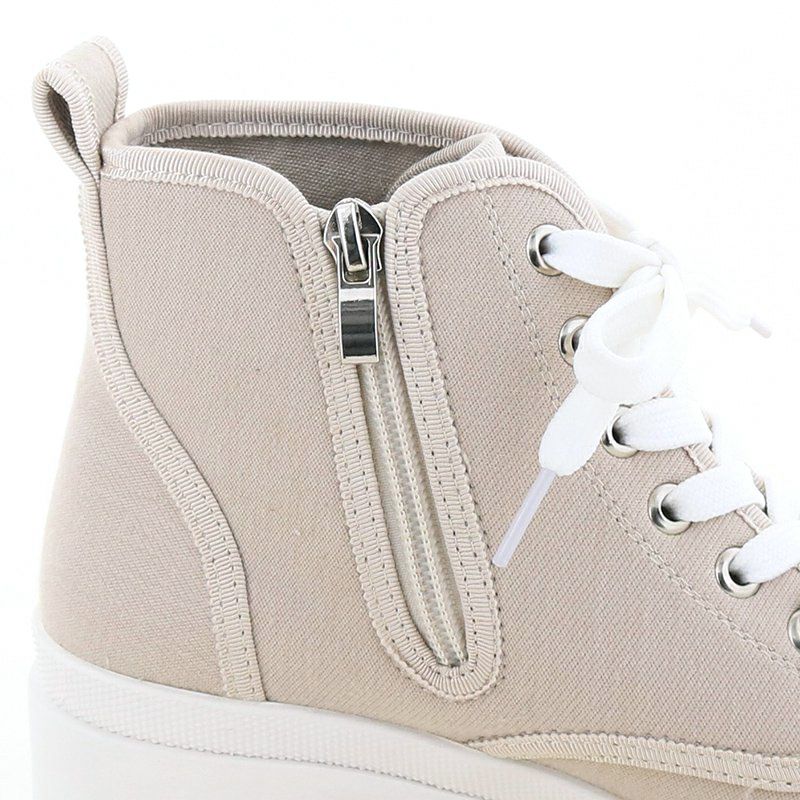 内側ファスナー付きで着脱しやすい