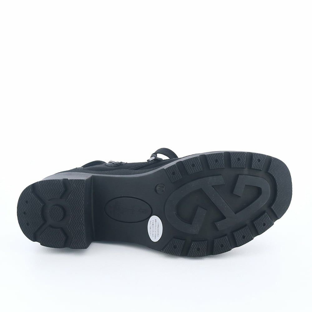 ソールは一体成型で浸水しにくくなっています