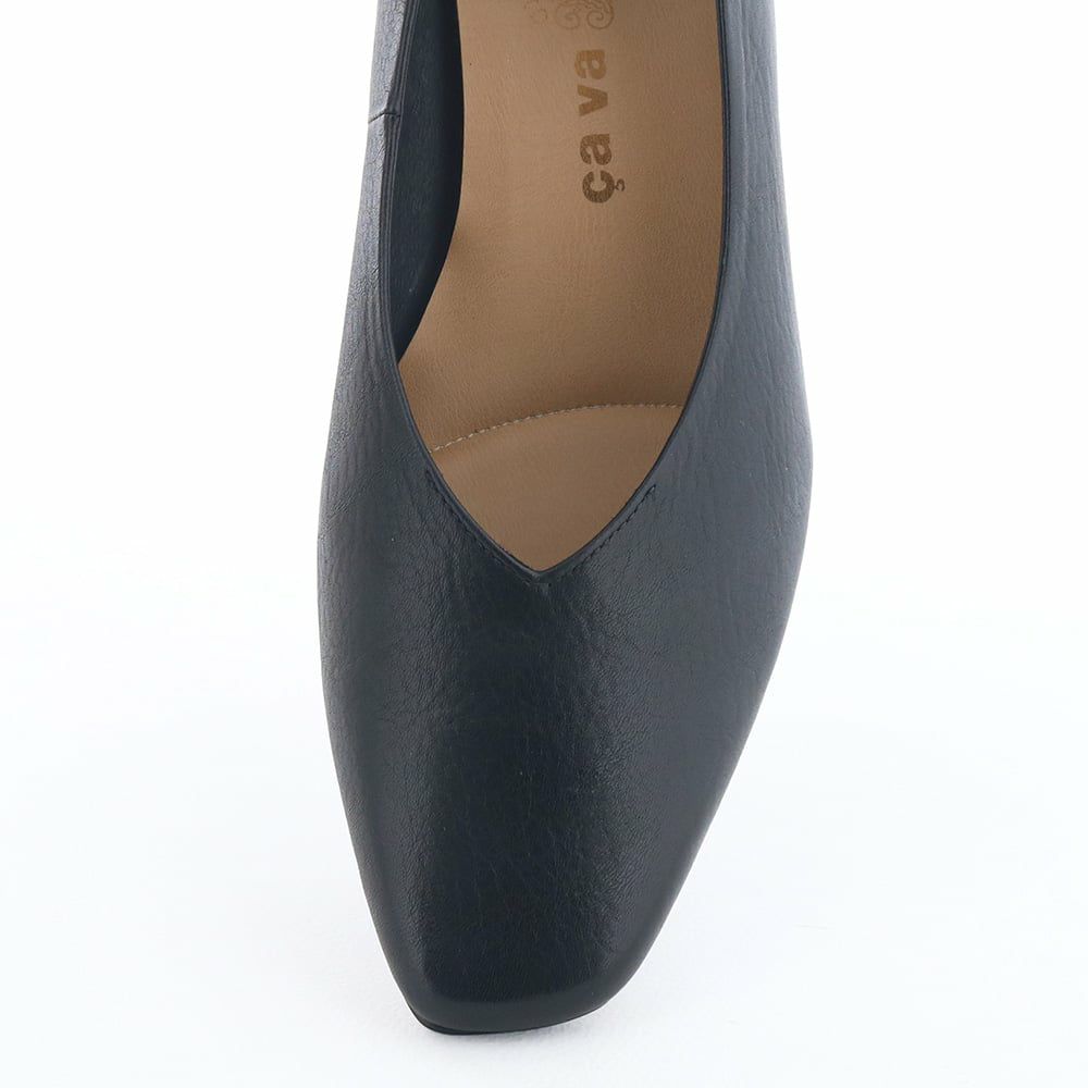 足元がきれい見えするVカット。すっきりスクエアトゥが品を添えます