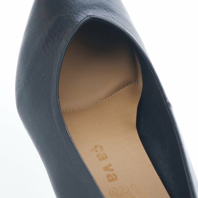 インソールやライニングにスポンジやクッションを効かせふわふわの履き心地