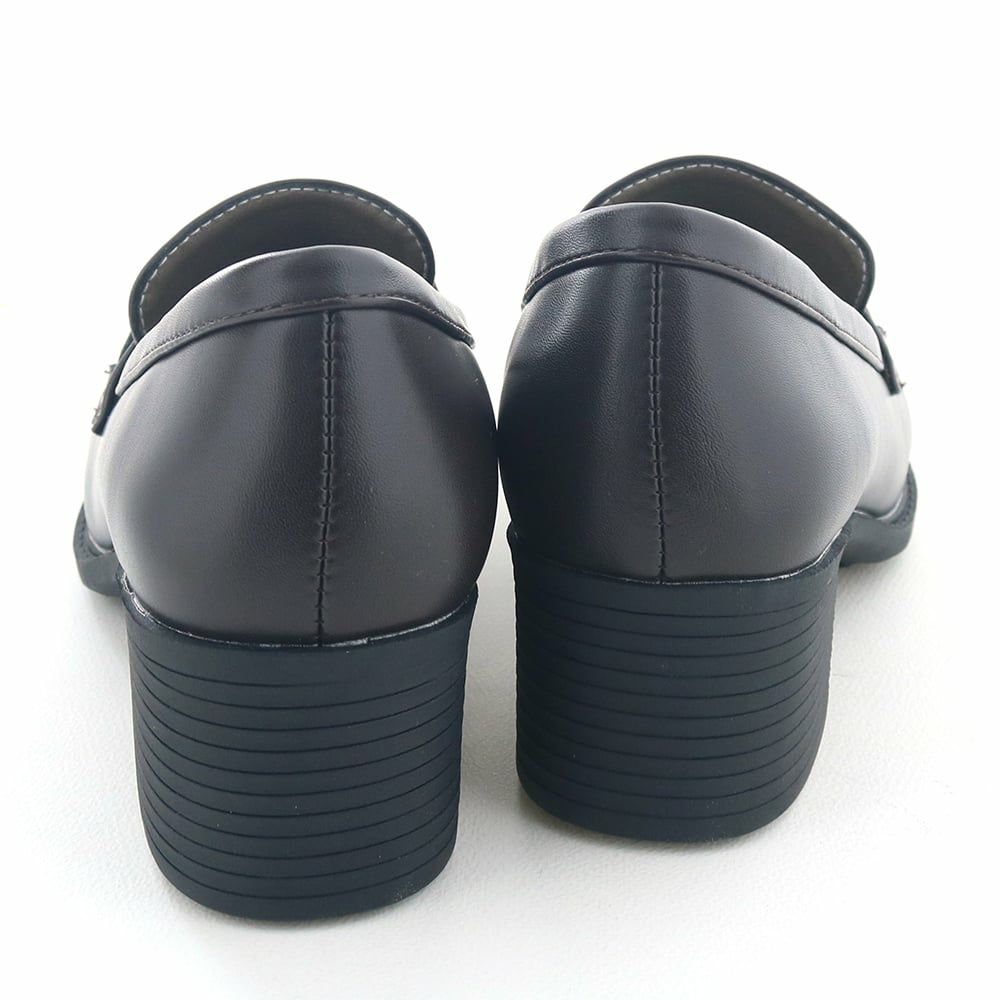 太く安定感のあるヒール。しっかりスタイルアップも叶います