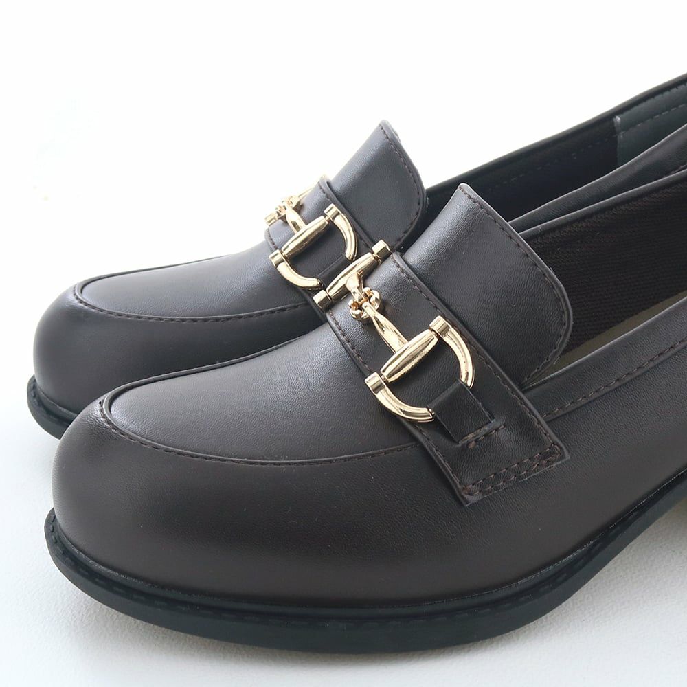 2025秋の新色はコーヒー。渋めのカラーでブラック代わりにもなる一足