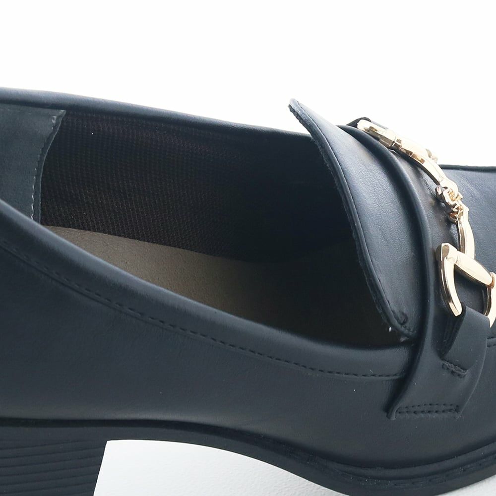 ライニングにはスポンジ入りの生地を使用