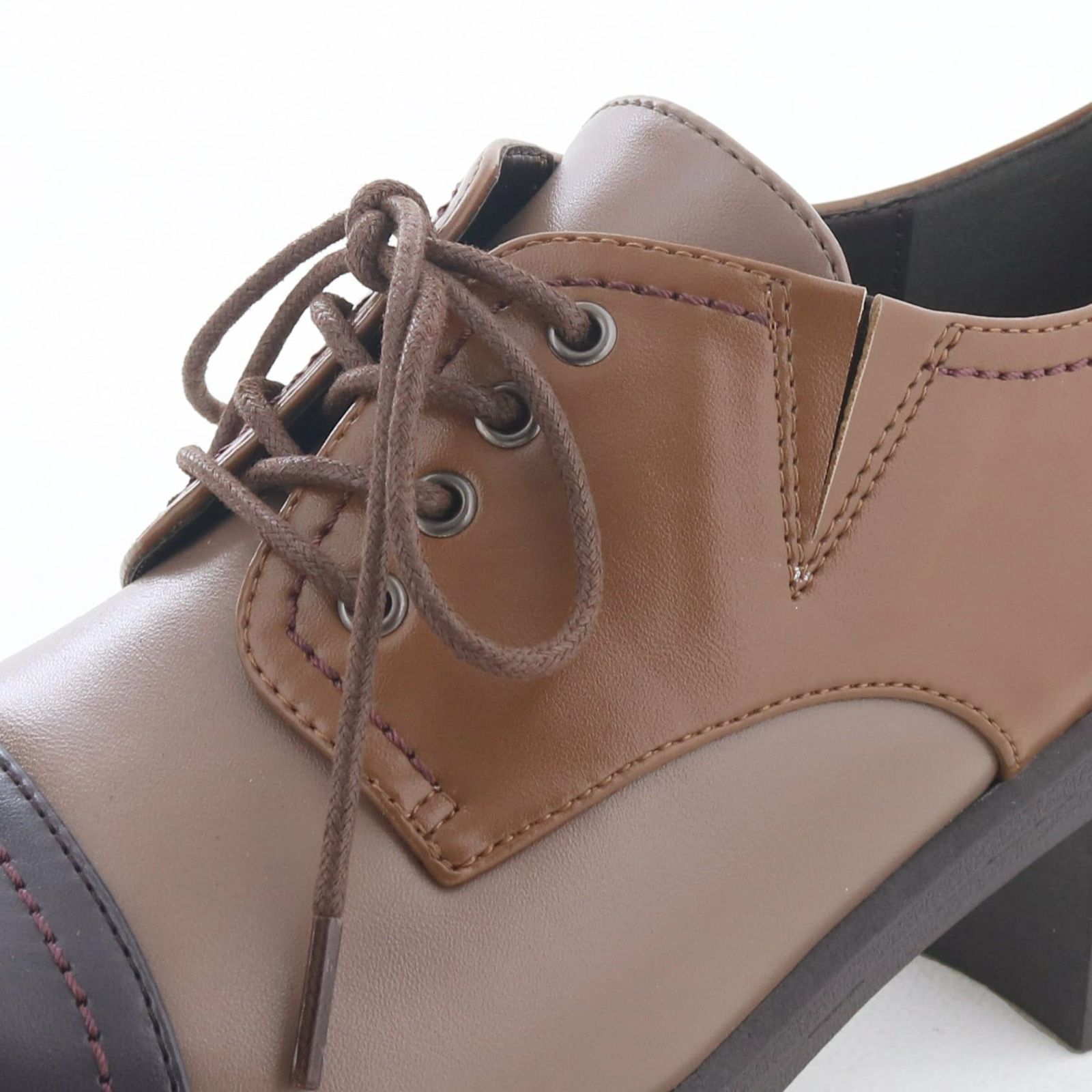 きちんと感を保ちつつ、外羽根仕様で抜け感のある印象に