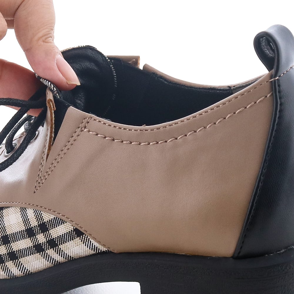 両サイドのゴムで履き口がワイドに広がります。足入れもらくちん