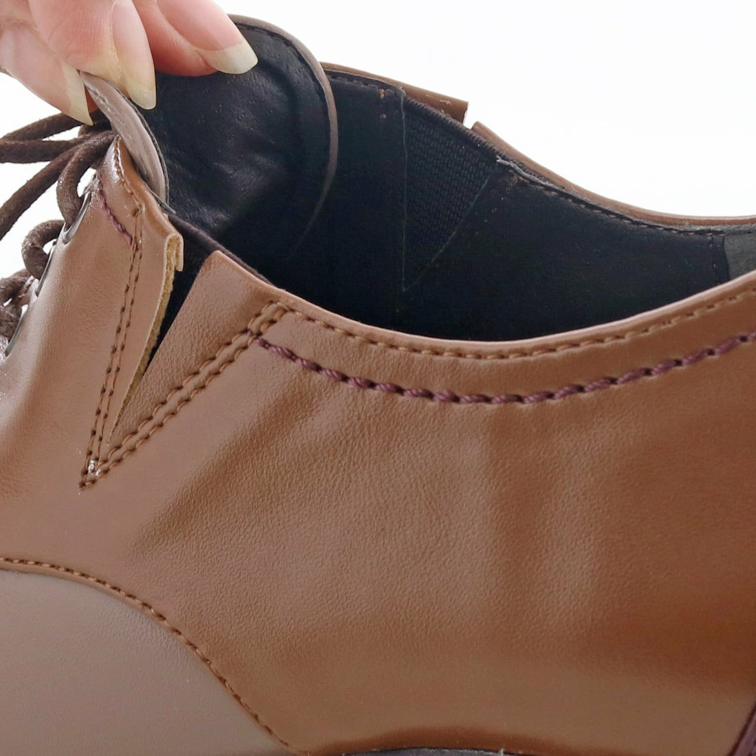 両サイドのゴムで履き口がワイドに広がります。足入れもらくちん