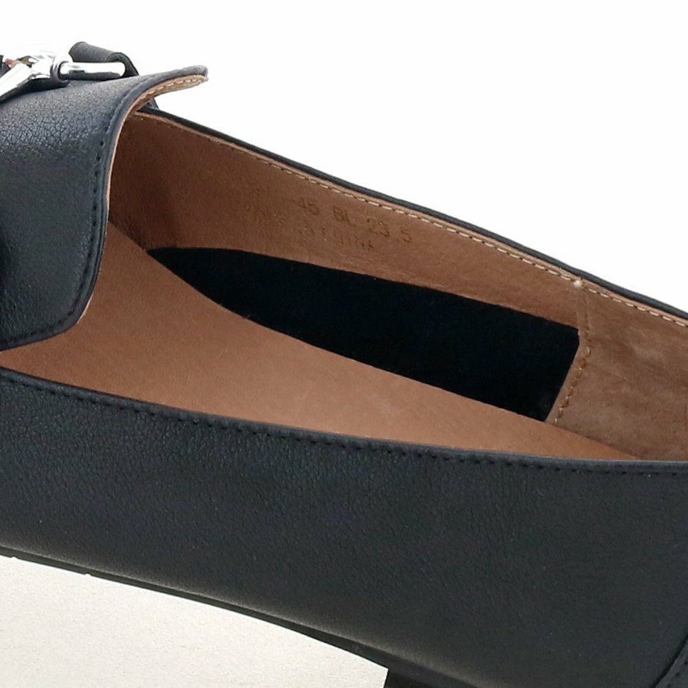 極力裏を貼らない仕様でやわらかく足を包みます