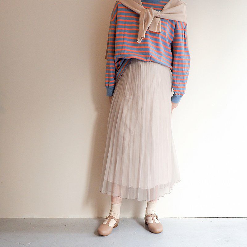 ベージュ