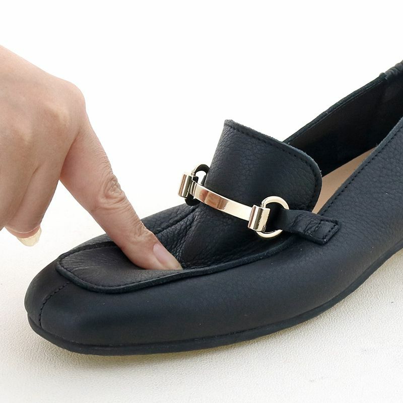 華奢なビット金具が上品なアクセントに