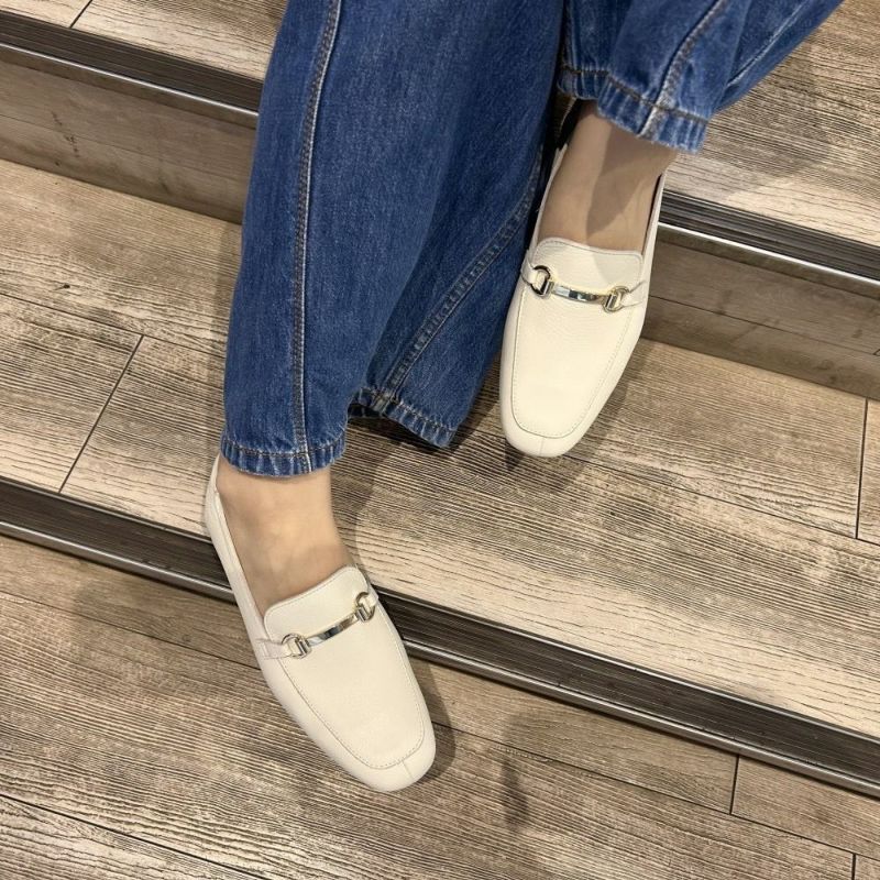 スタッフ着用：アイボリー