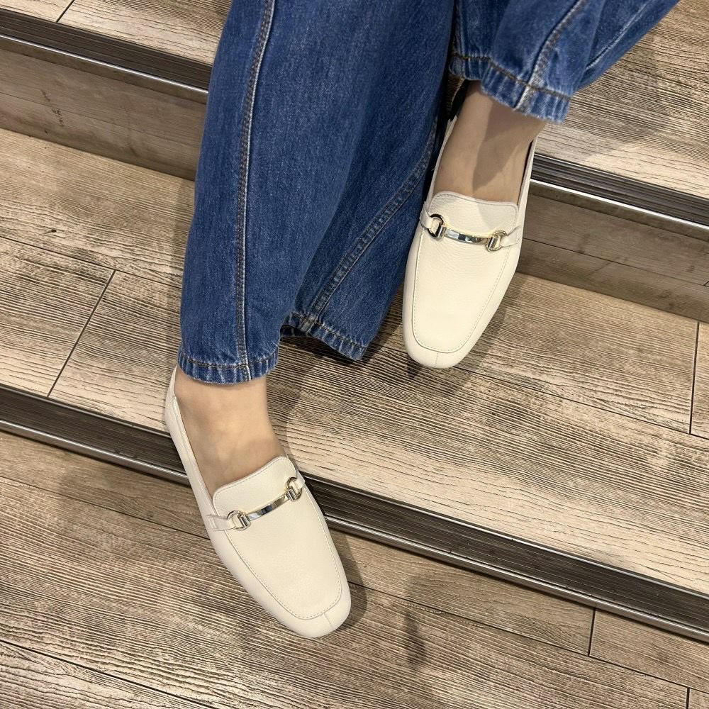 スタッフ着用：アイボリー