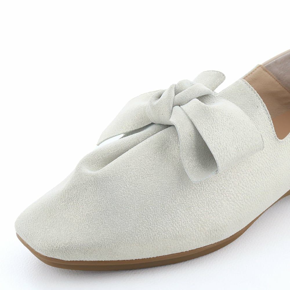 定番カラーのプラチナはお呼ばれスタイルにも選ばれる1足。控えめな光沢感で品があります