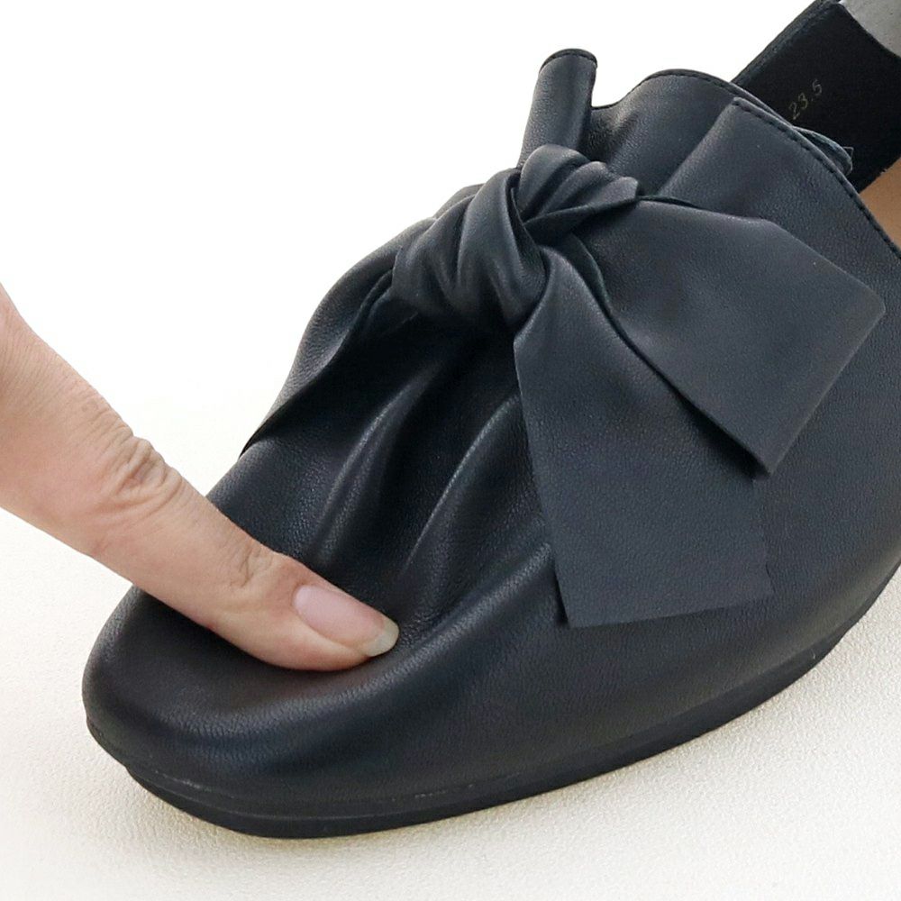 つま先やカカトに硬い芯を使わないソフト仕立て。足全体が優しく包まれます