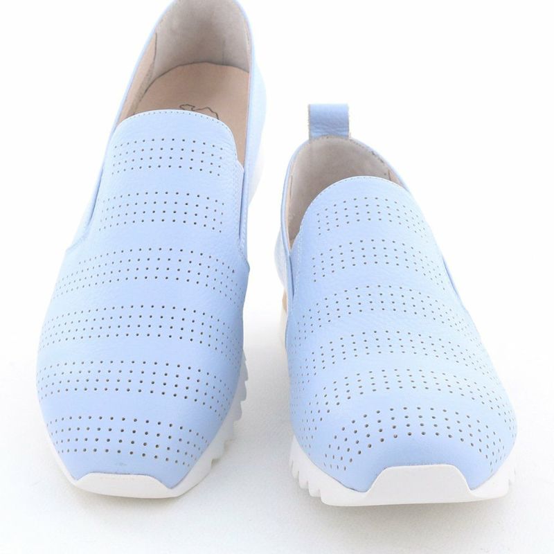 パンチングレザーを使用した軽やかな履き心地が魅力