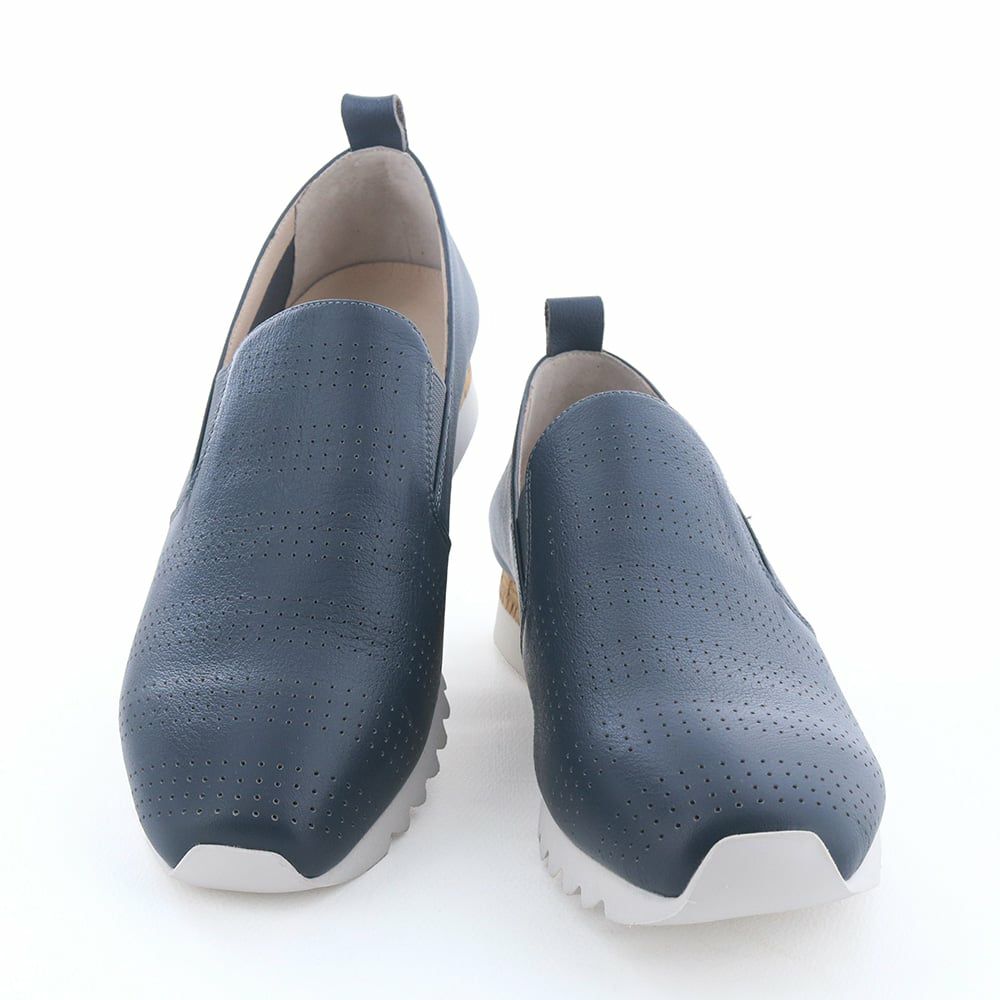 パンチングレザーを使用した軽やかな履き心地が魅力