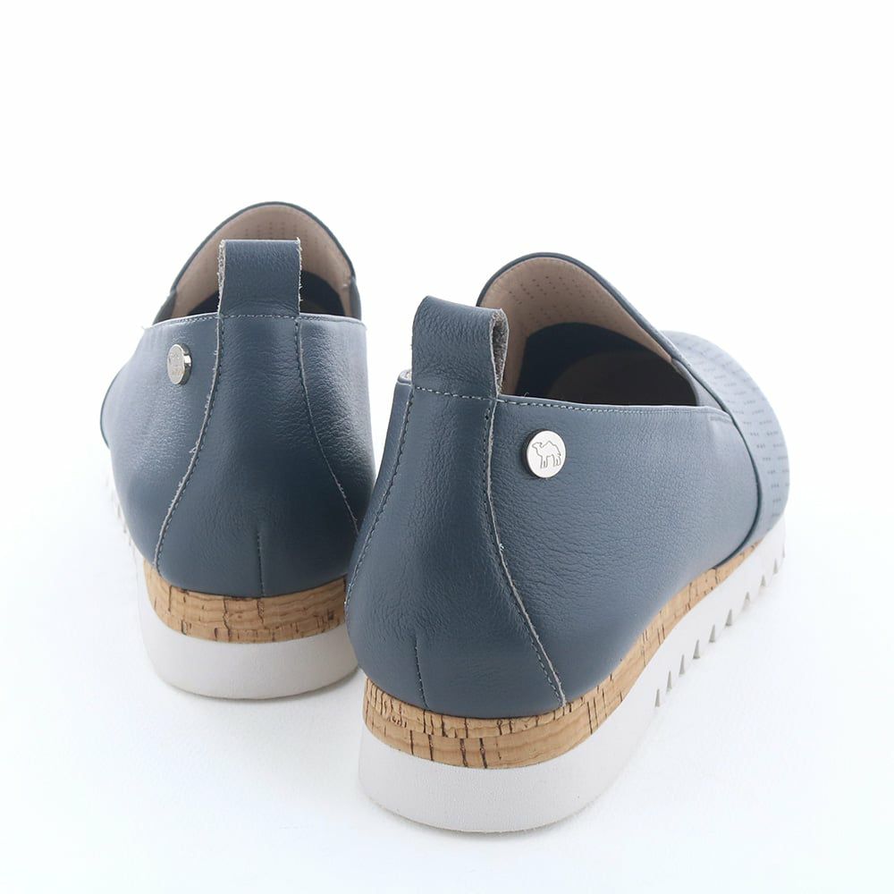 ソールにあしらったコルクがほどよいナチュラル感をプラス