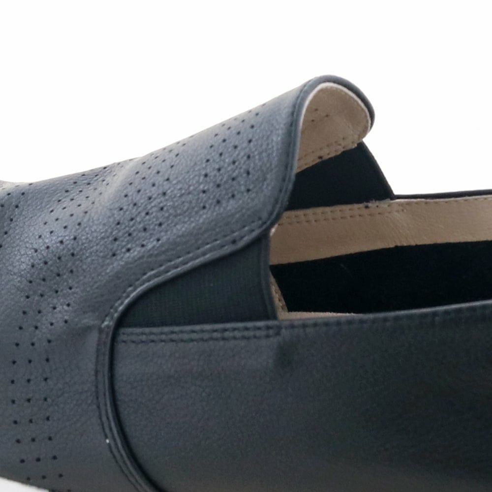 履き口のゴムが伸縮するので足入れしやすい。するっと履けます