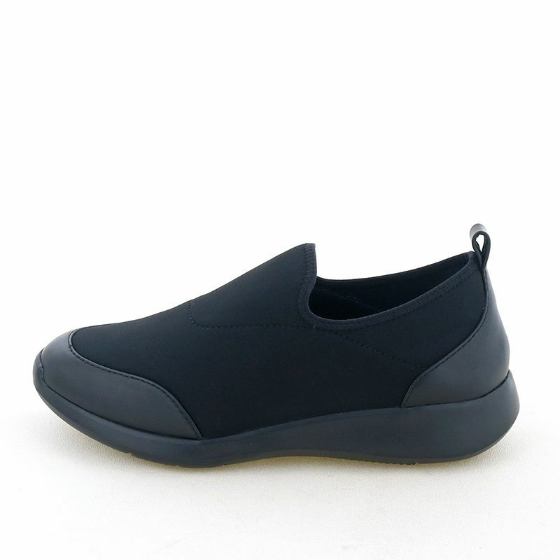 気軽に履けてかさばらない、スリッポンシューズ