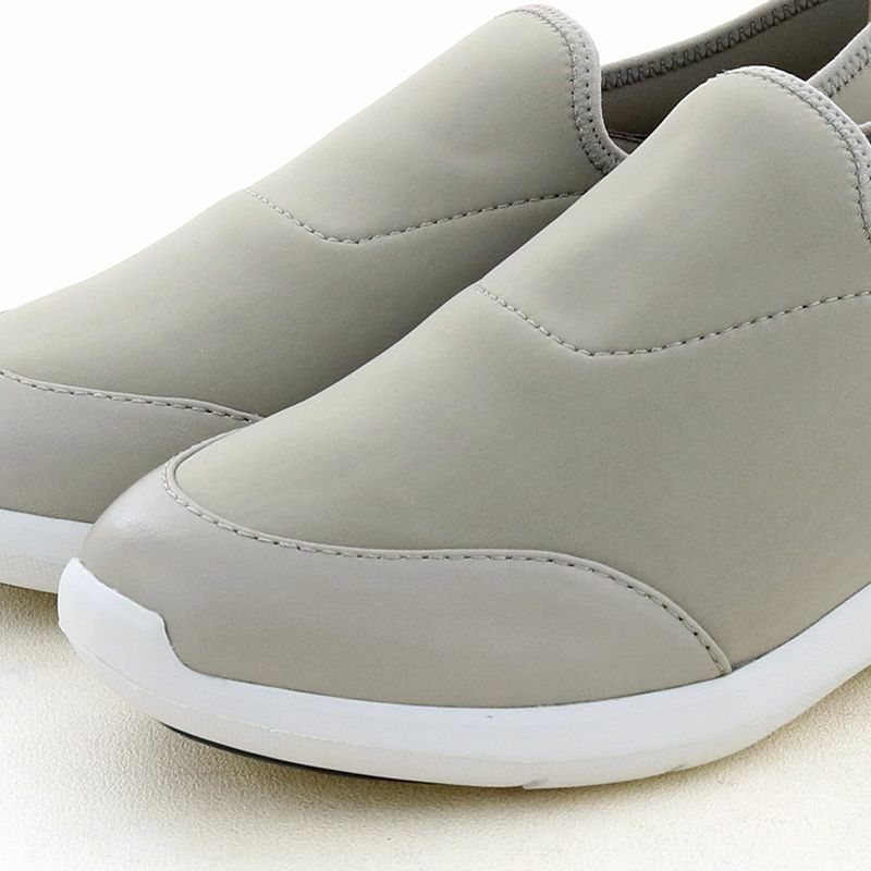 やわらかい素材でするっと気軽に脱ぎ履き