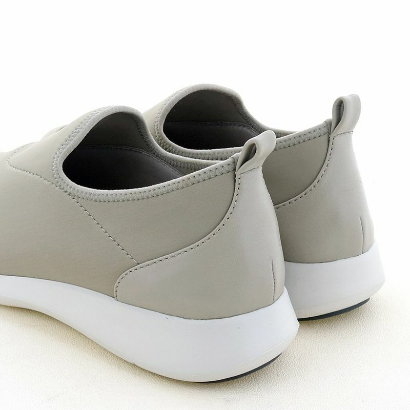 つま先とかかとにはレザーを使用、大人なスリッポンに