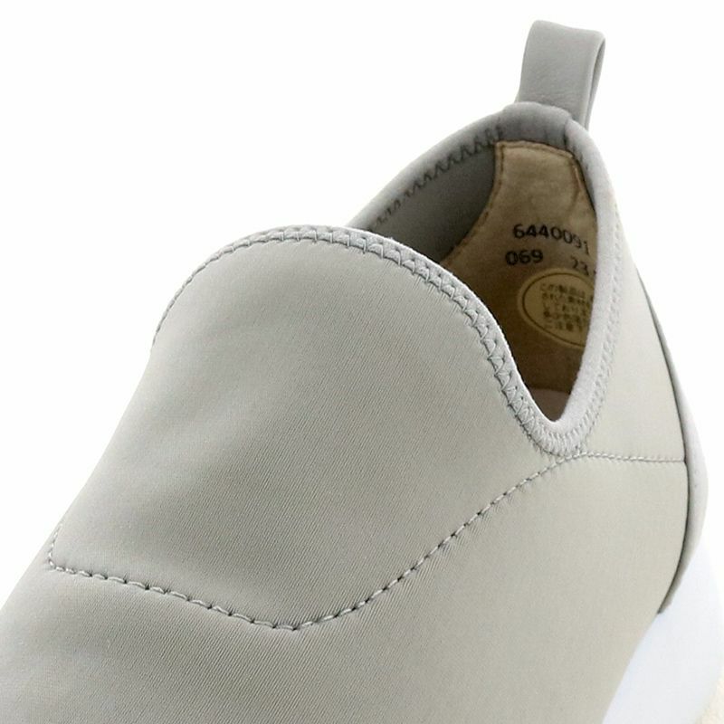 足入れしやすい履き口のカット