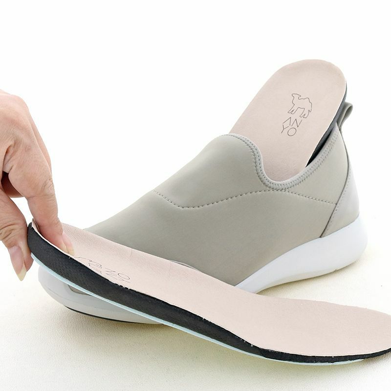 クッション性のあるカップインソールで足裏も楽ちん