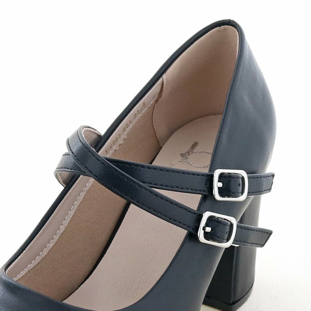 甲ストラップはクロスして留めてもカワイイ