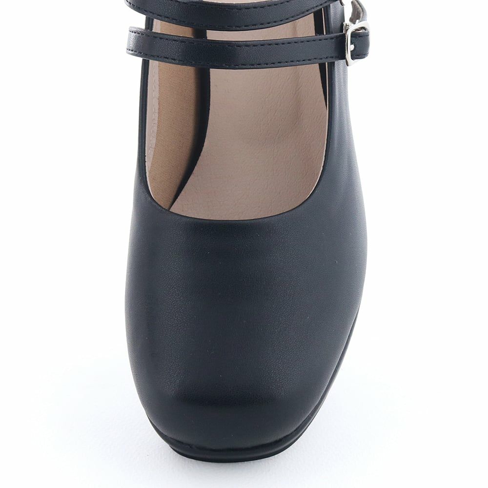 丸みがあるスクエアトゥで上品に。指先もゆったりです