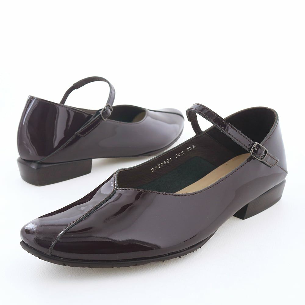 2025秋の新色。つや感のあるダークブラウンが大人な足元を演出