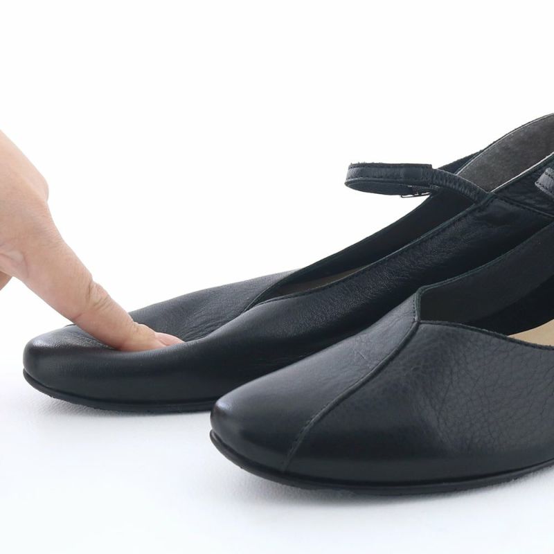 アッパーは裏を貼らないソフト仕立てで締め付けず、履くほどになじみます