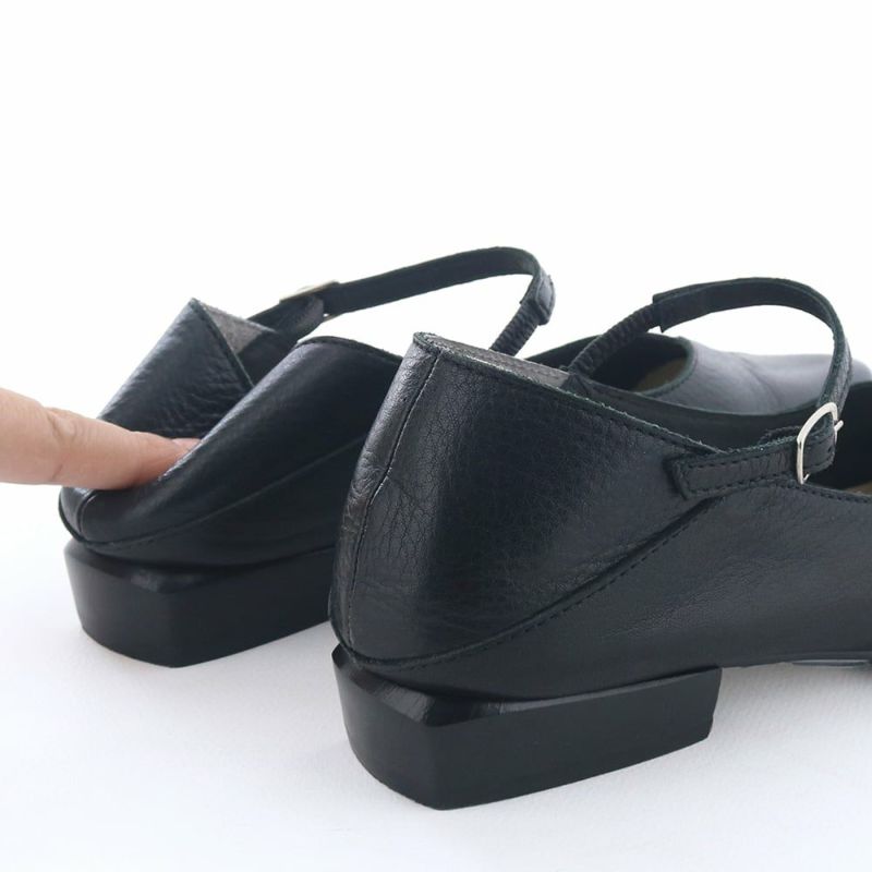 かかとも硬い芯を使わずソフトに。靴擦れもしにくくなっています