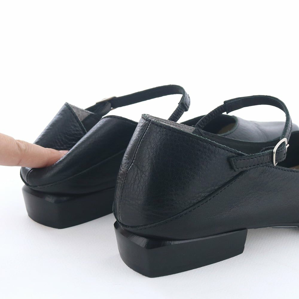 かかとも硬い芯を使わずソフトに。靴擦れもしにくくなっています