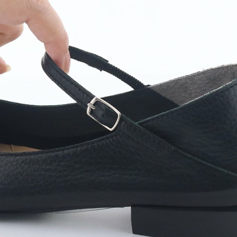 甲をホールドするストラップ。ゴム付きでするっと履けます