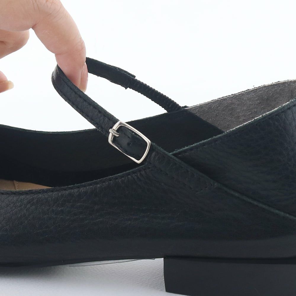 甲をホールドするストラップ。ゴム付きでするっと履けます