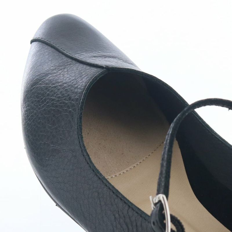 インソールには抗菌防臭に優れたレグナス（スエード調人工皮革）を採用