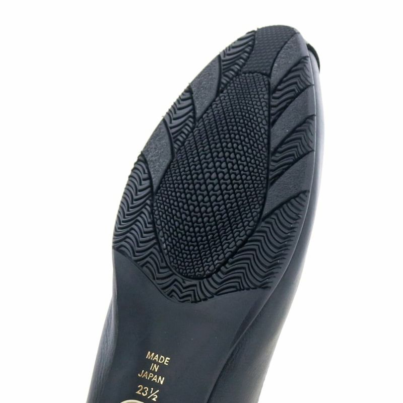 防滑ソールで滑りやすい床面も安心