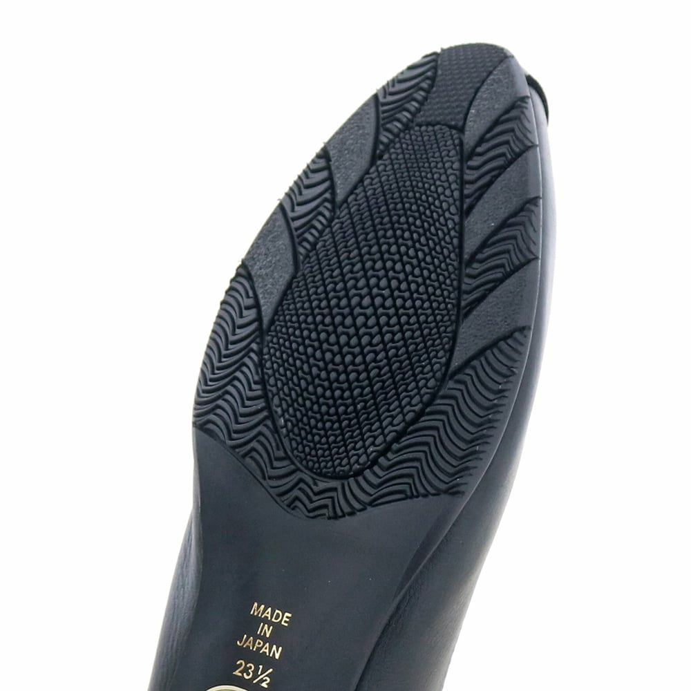 防滑ソールで滑りやすい床面も安心