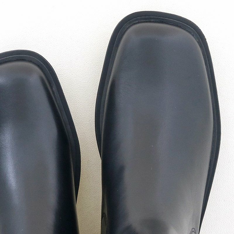 スクエアトゥで指先を締め付けません