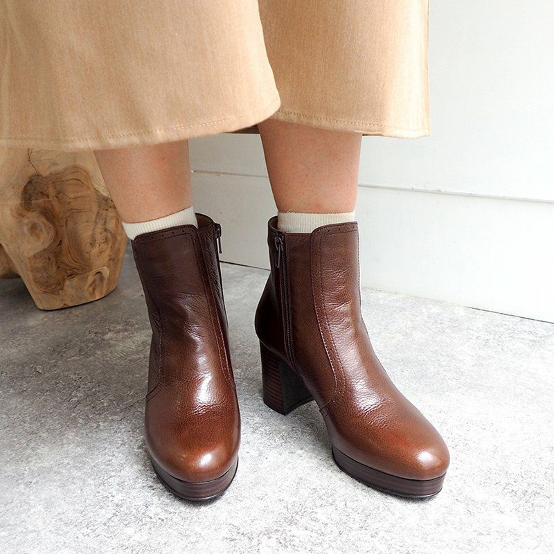 ダークブラウン