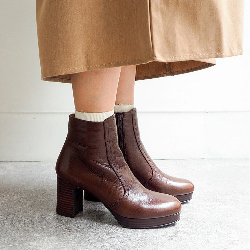 ダークブラウン