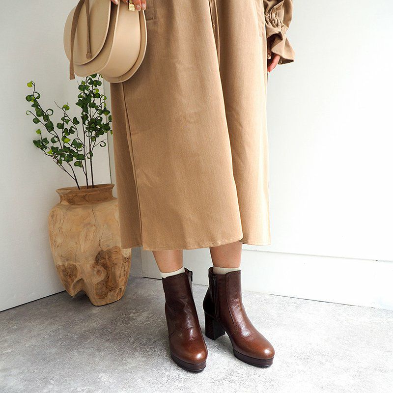 ダークブラウン