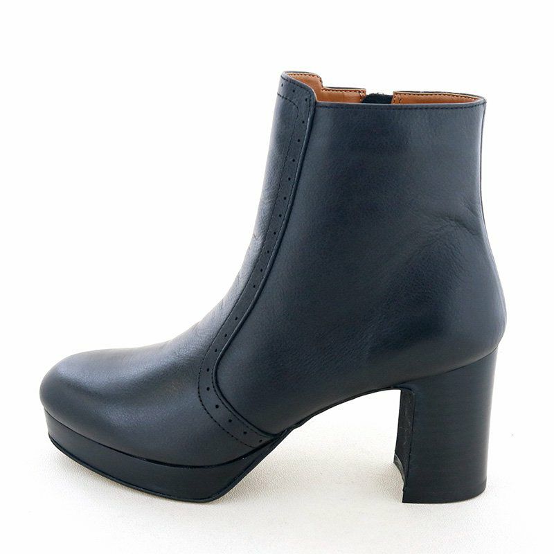 ストームヒールで美脚効果の高いショートブーツ